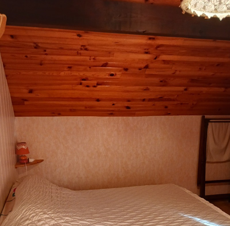 2ème chambre avec un lit 2 personnes qui s'ouvre sur un balcon