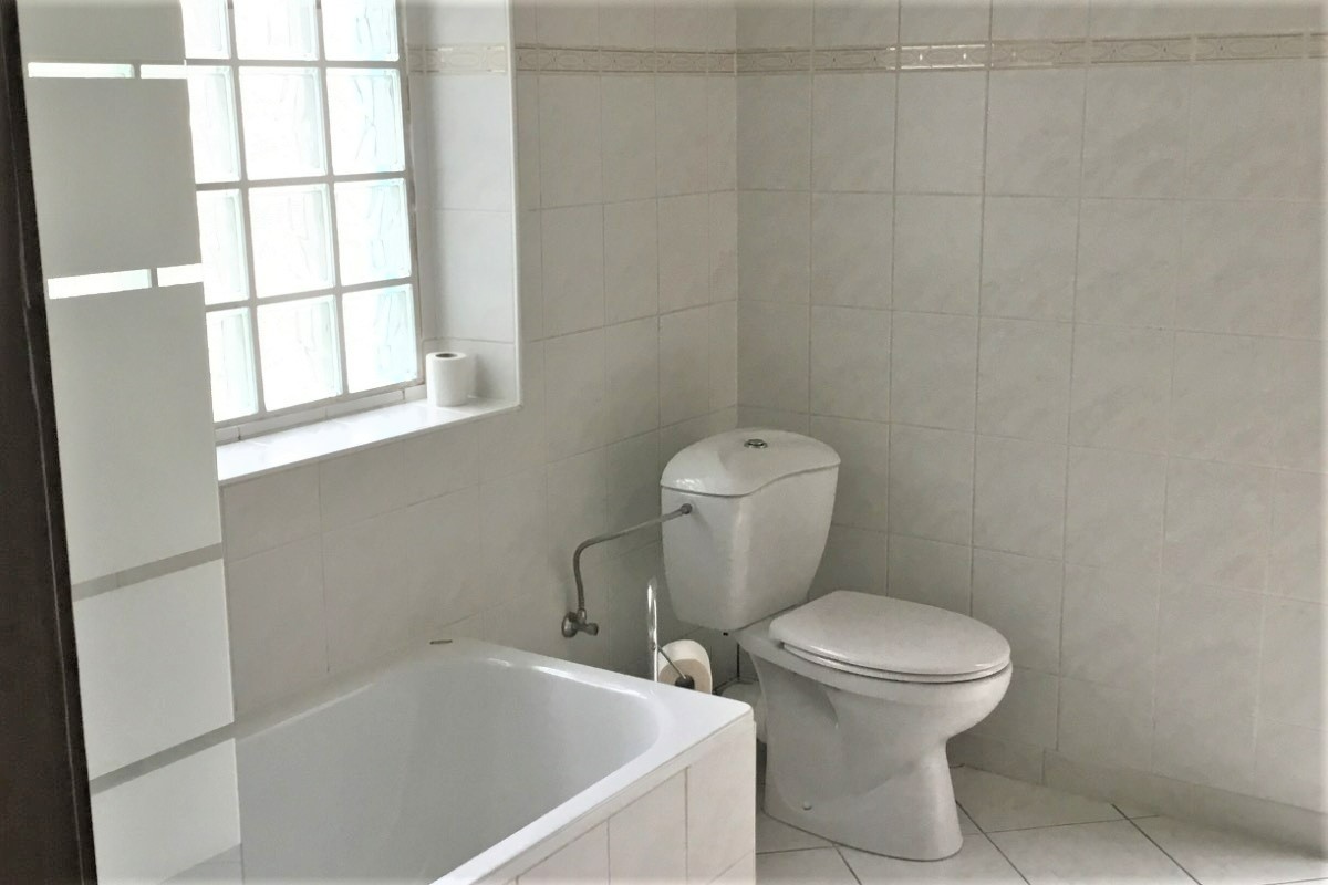 Salle de bain rez-de-chaussée avec toilettes
