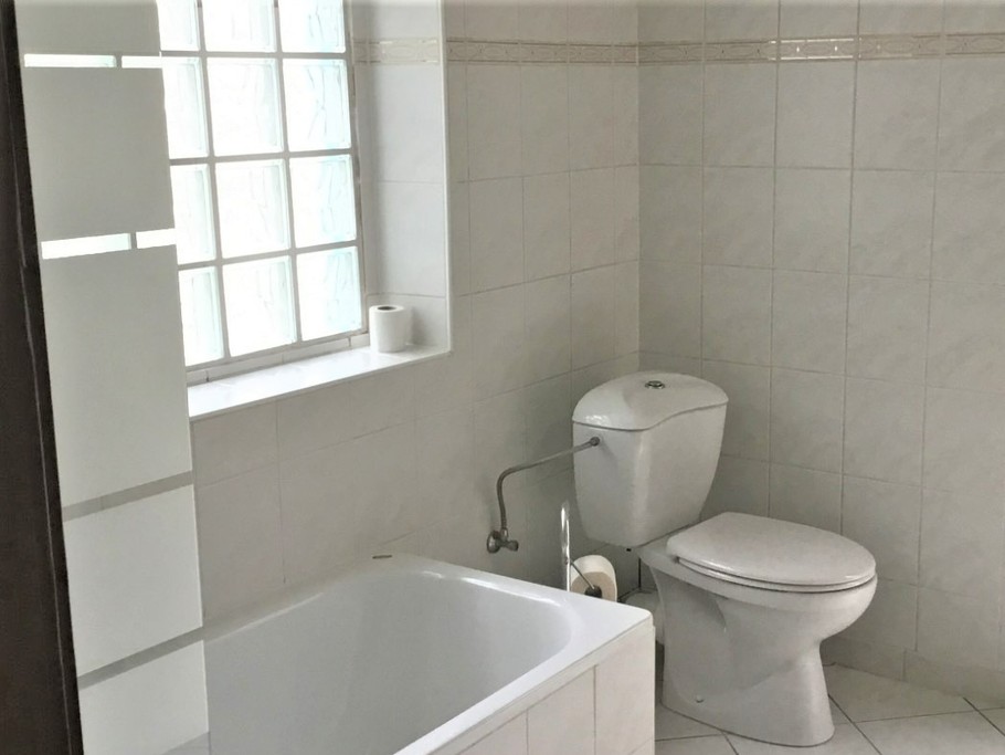 Salle de bain rez-de-chaussée avec toilettes