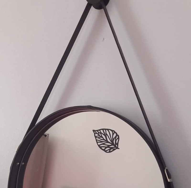 Grand miroir dans l'appartement