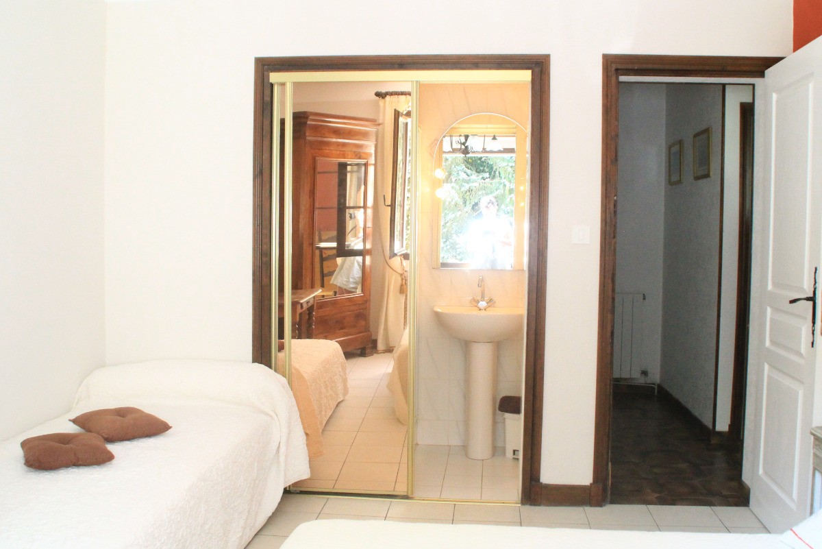 salle de douche (attenante chambre n° 1)