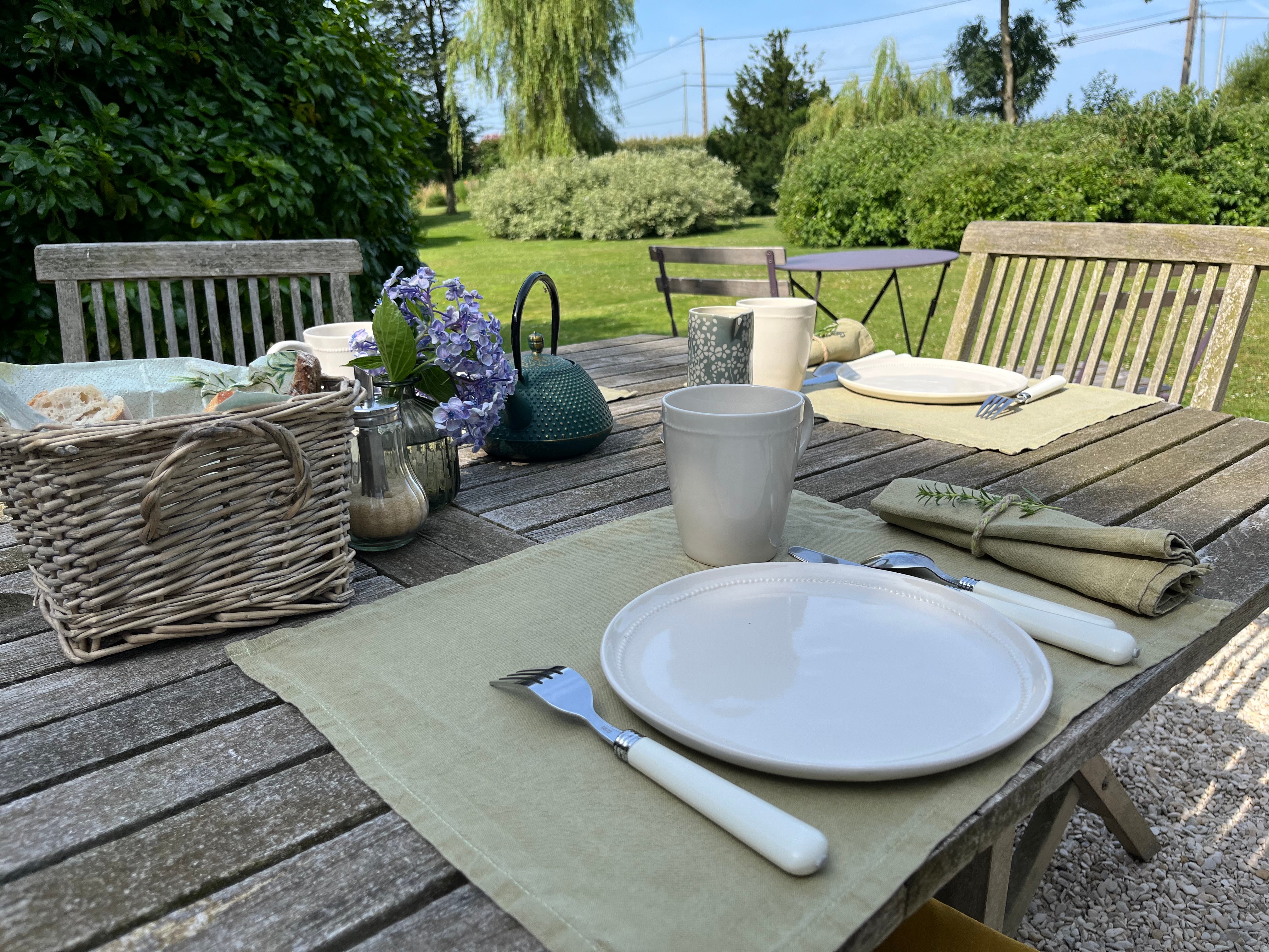 petit déjeuner, vue sur le jardin