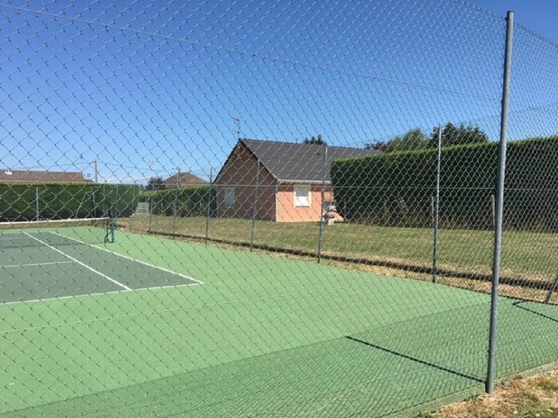 Gîte des Chaussades (avec piscine et tennis), Gouzon, Creuse - Le terrain de tennis