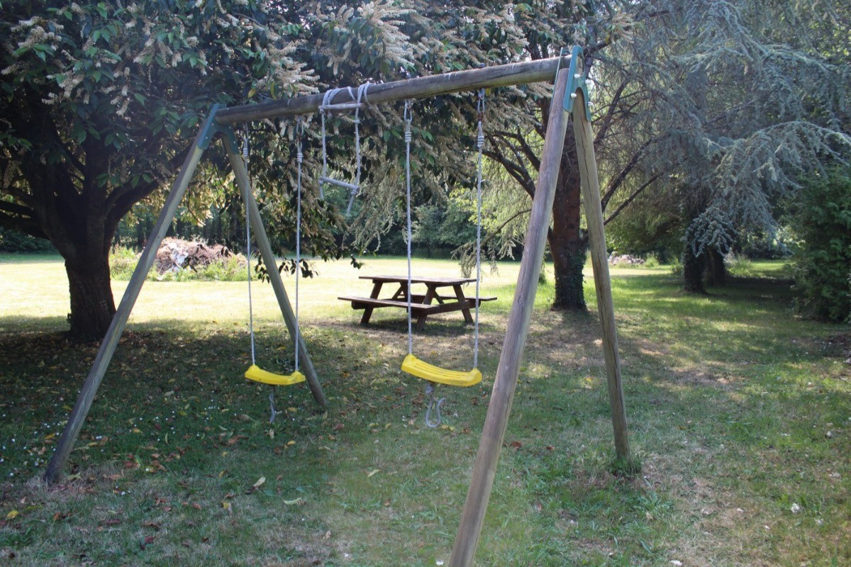 Grand jardin arboré et paysagé