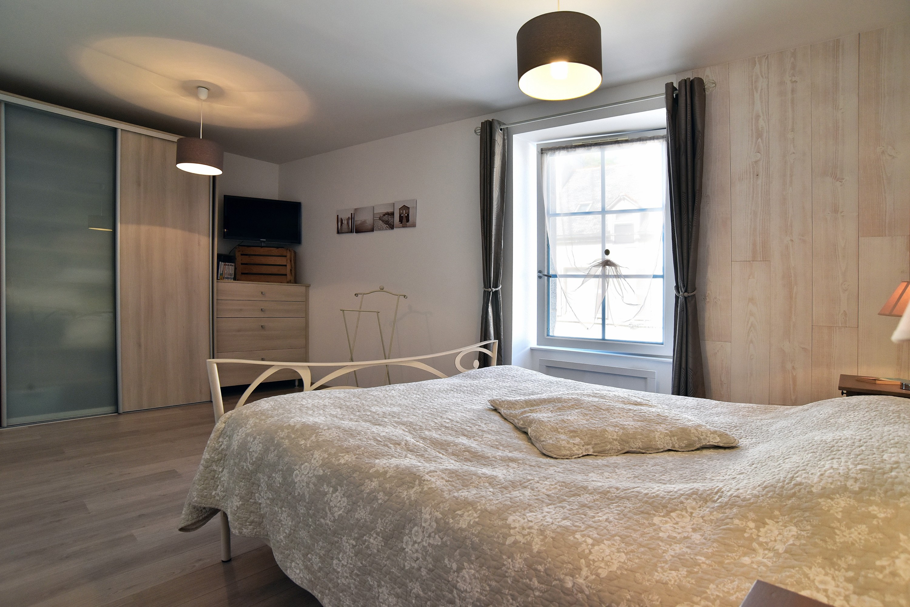 1er étage : Grande chambre 1, pour 2 personnes (lit 160 x 200 cm) avec dressing.