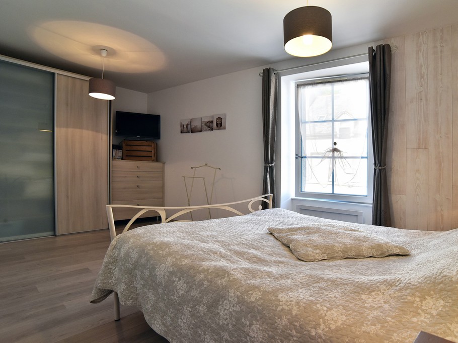 1er étage : Grande chambre 1, pour 2 personnes (lit 160 x 200 cm) avec dressing.