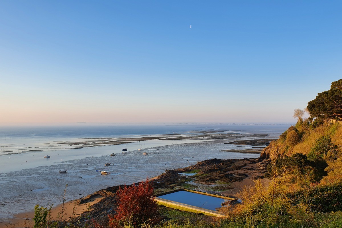 Piscine d'eau de mer "A l'abri des flots" à Cancale. Vue sur les parcs à huîtres.