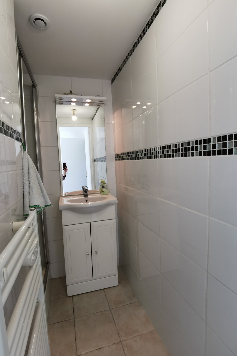 Salle d'eau avec douche