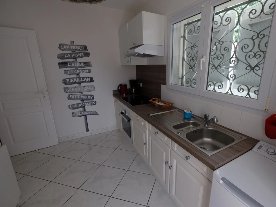 Cuisine équipée avec LV, LL, plaque induction, four électrique et micro-ondes