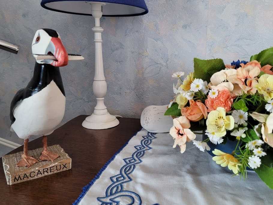 Location Clévacances, Loguivy-de-la-mer, Le Barbu, détail de l'une des deux chambres de l'étage lit double vue mer