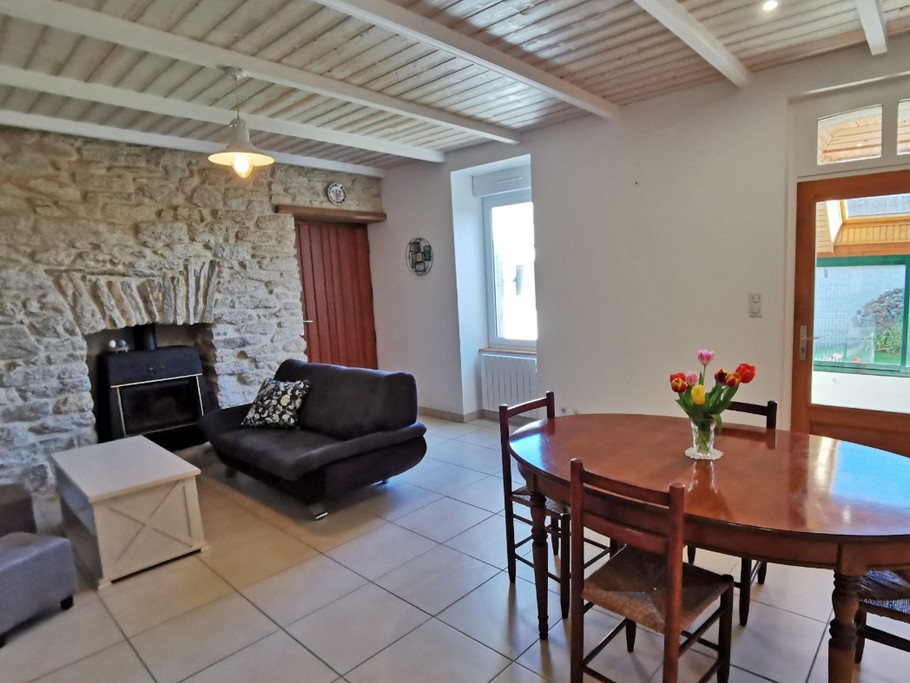 Pièce de vie donnant sur véranda et jardin