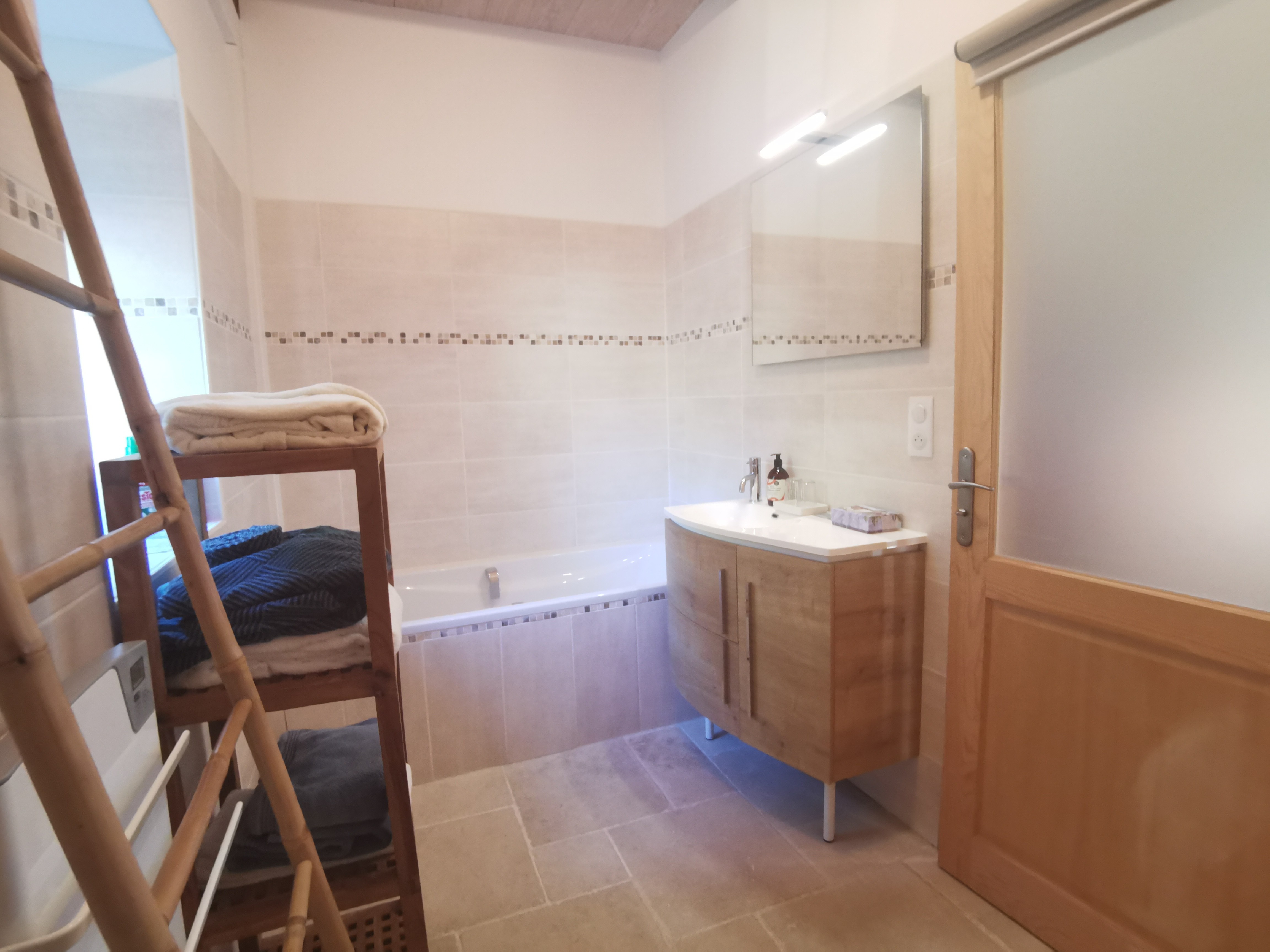 Salle d'eau attenante avec douche et baignoire