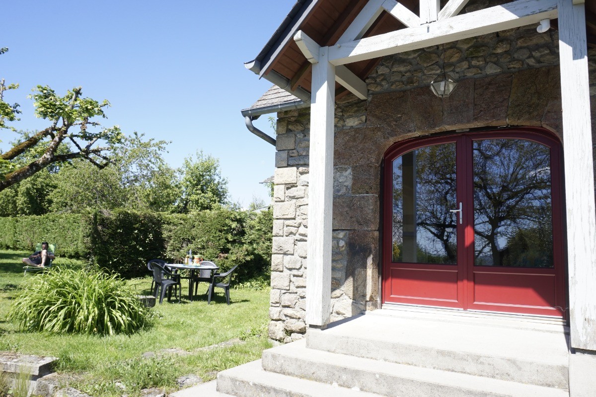 entrée du gîte et salon de jardin