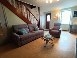 Salon spacieux avec cheminée Cantou et poêle à bois, maison de vacances Lapeyrugue