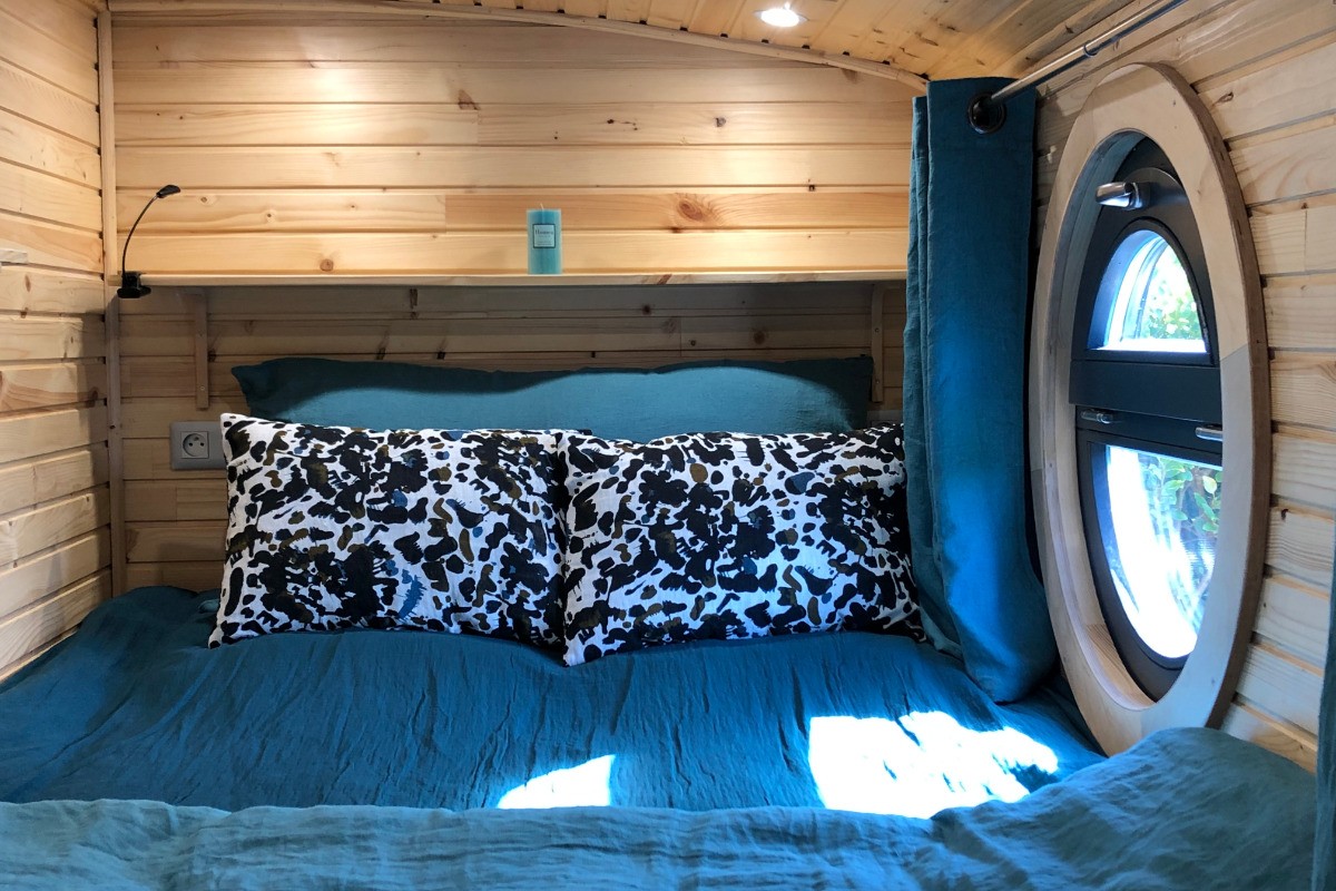Séjour 100 % cocooning en Finistère
A l’ouest de la Bretagne, face à la mer d’Iroise et à l’île d’Ouessant, vous serez séduits par ce petit cocon de douceur.
Réservez sur Roulotte Gites O bien-être massage Spa Porspoder www.location.porspoder.com