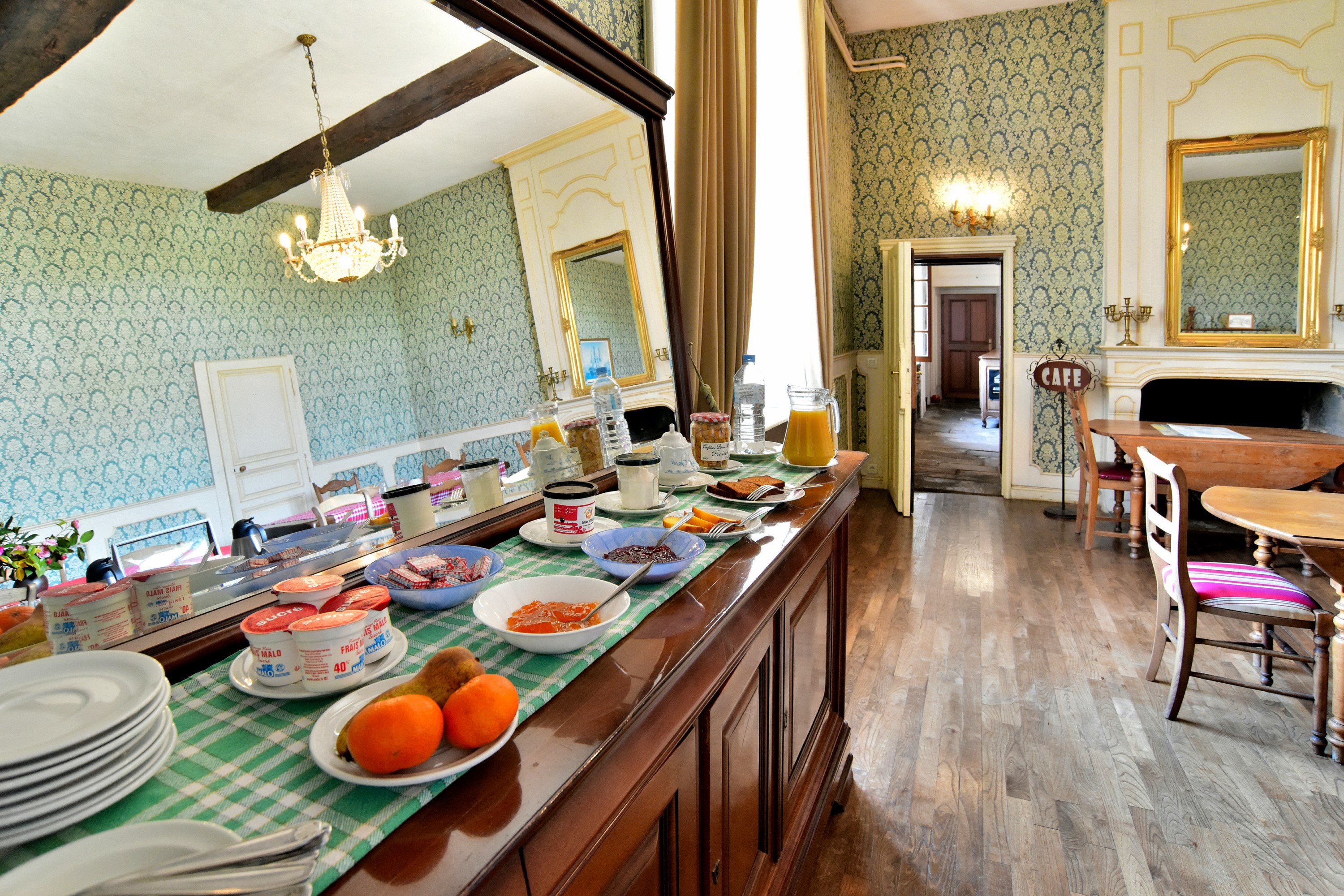 Le Domaine de Launay Blot comprend en plus des roulottes une malouinière datant du 18e siècle avec salon détente commun, salle de petit déjeuner (option), espace dégustations (option). 4 chambres d'hôtes au 1er et 2nd étage.