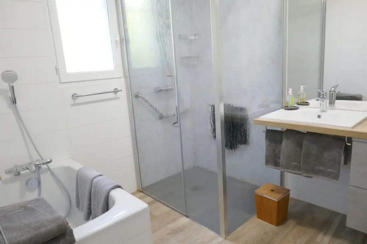 Salle de bain avec douche et baignoire