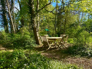 Coin de repas dans le jardin