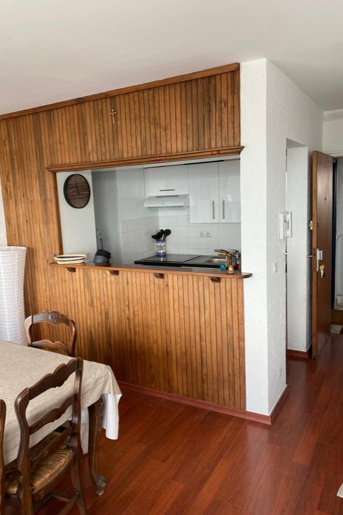 COIN CUISINE AVEC ACCES VISUEL DIRECT SUR LE SEJOUR , LA SALLE A MANGER, LA TERRASSE , LA MER