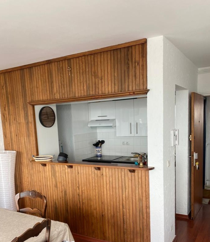 COIN CUISINE AVEC ACCES VISUEL DIRECT SUR LE SEJOUR , LA SALLE A MANGER, LA TERRASSE , LA MER