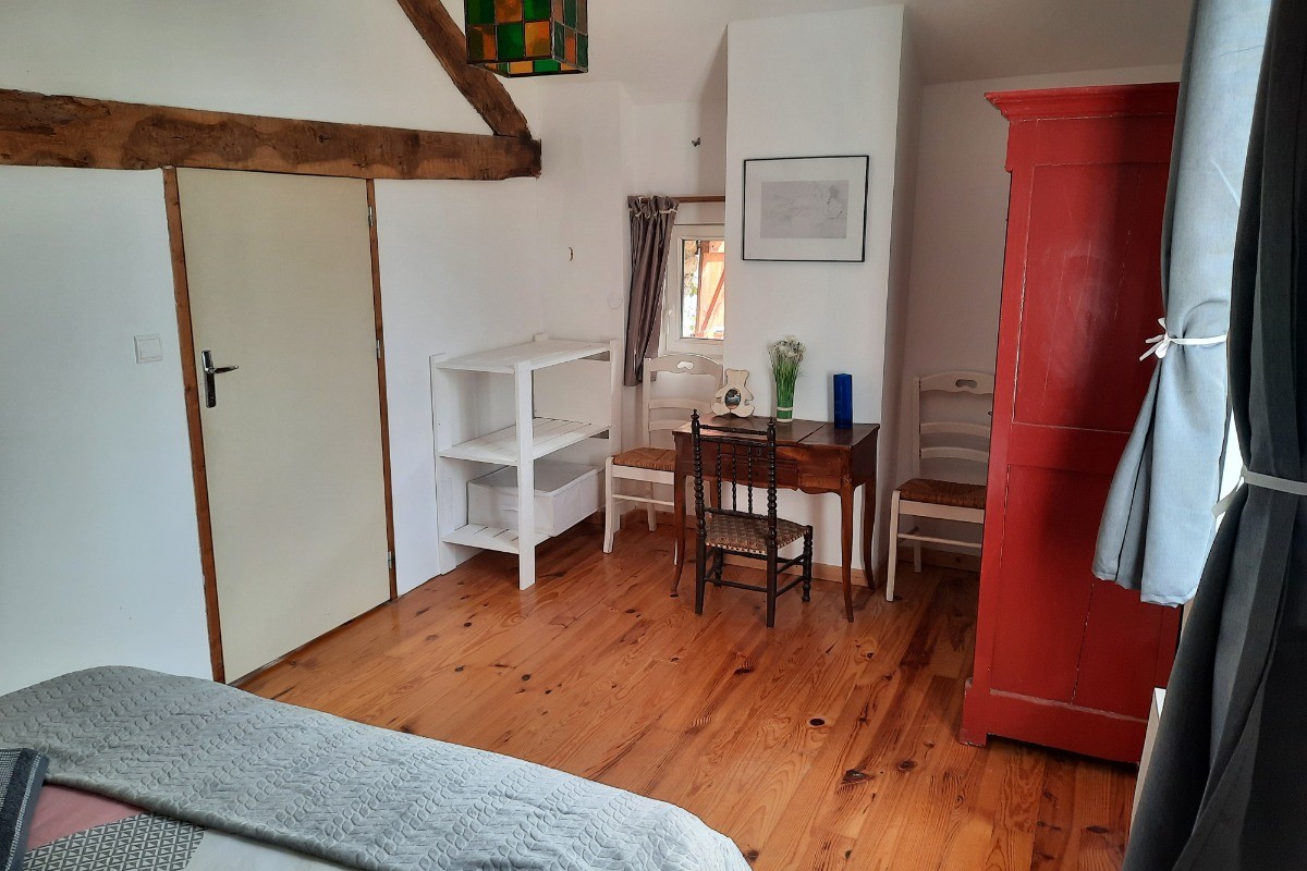 Chambre 2 personnes, lit 140cm, bureau, armoires et rangements