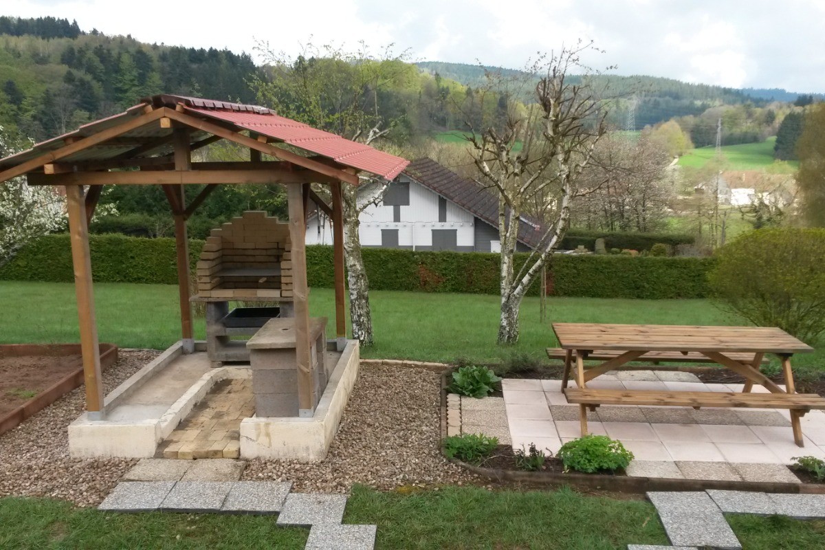 Second espace terrasse avec barbecue