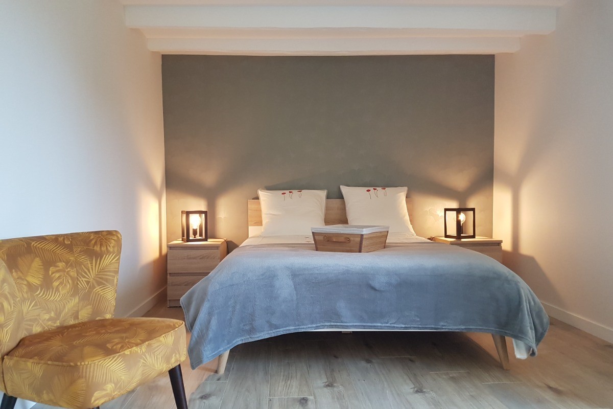 Chambre pour 2 personnes avec penderie et bureau avec chaise (lit 140 cm).