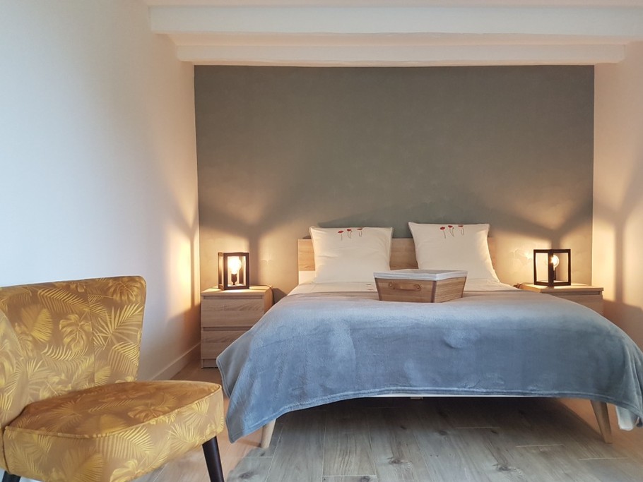 Chambre Côté Cour pour 2 personnes avec penderie et bureau avec chaise (lit 140 cm).