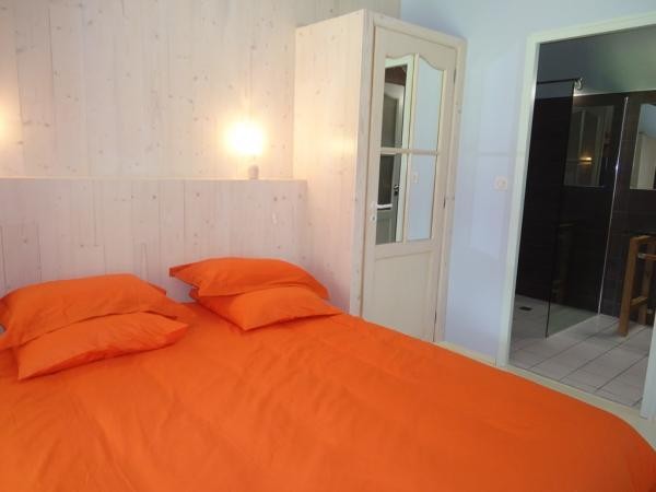 Gîte de la Villette - Gîte famille avec piscine intérieure chauffée et spa, pouvant accueillir 8 personnes en Creuse