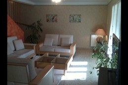 Salle de séjour donnant sur le jardin clôturé