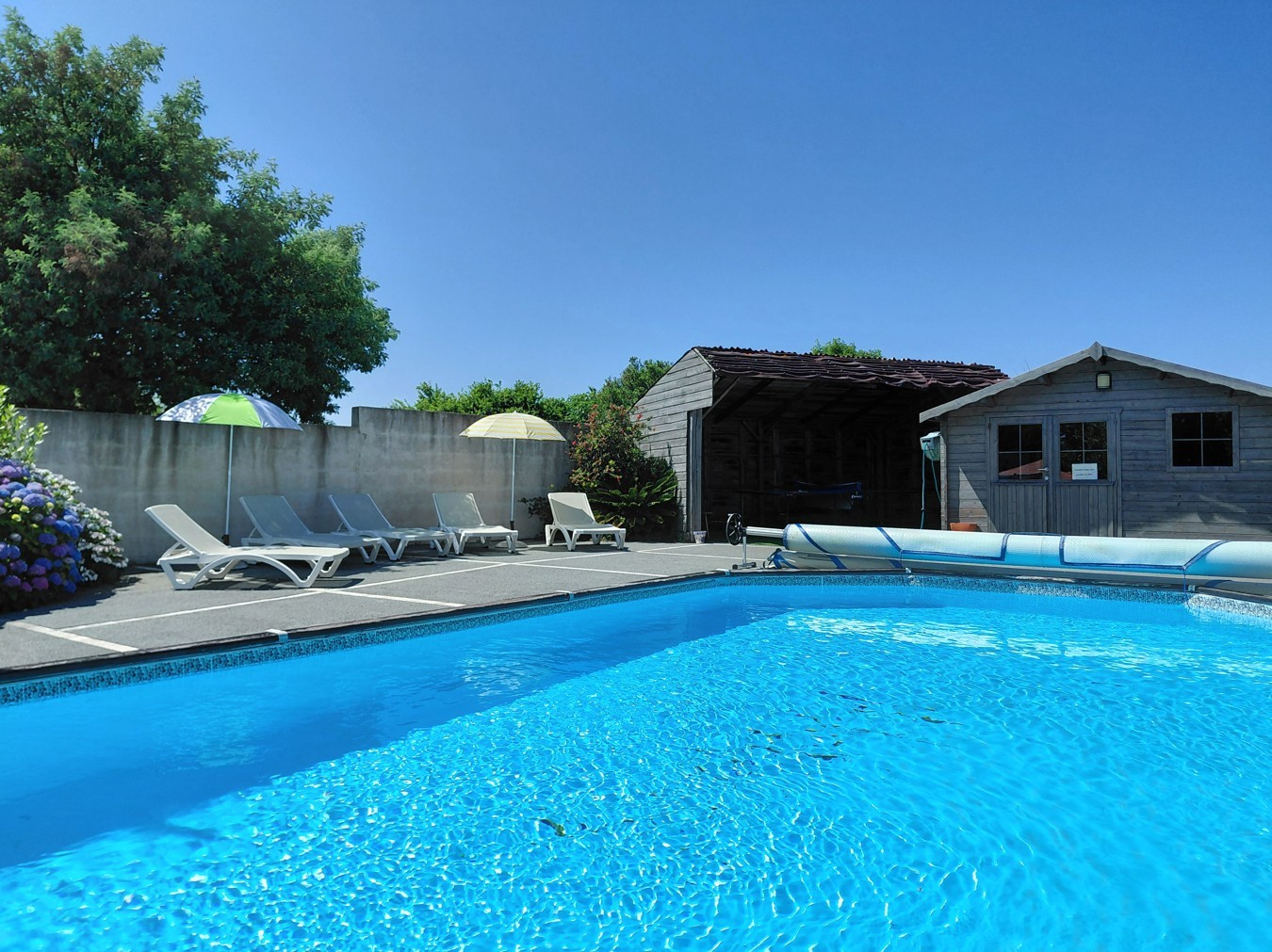 Piscine extérieure - transats