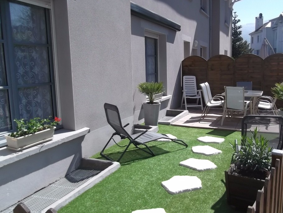 Grande terrasse aménagée exposée sud