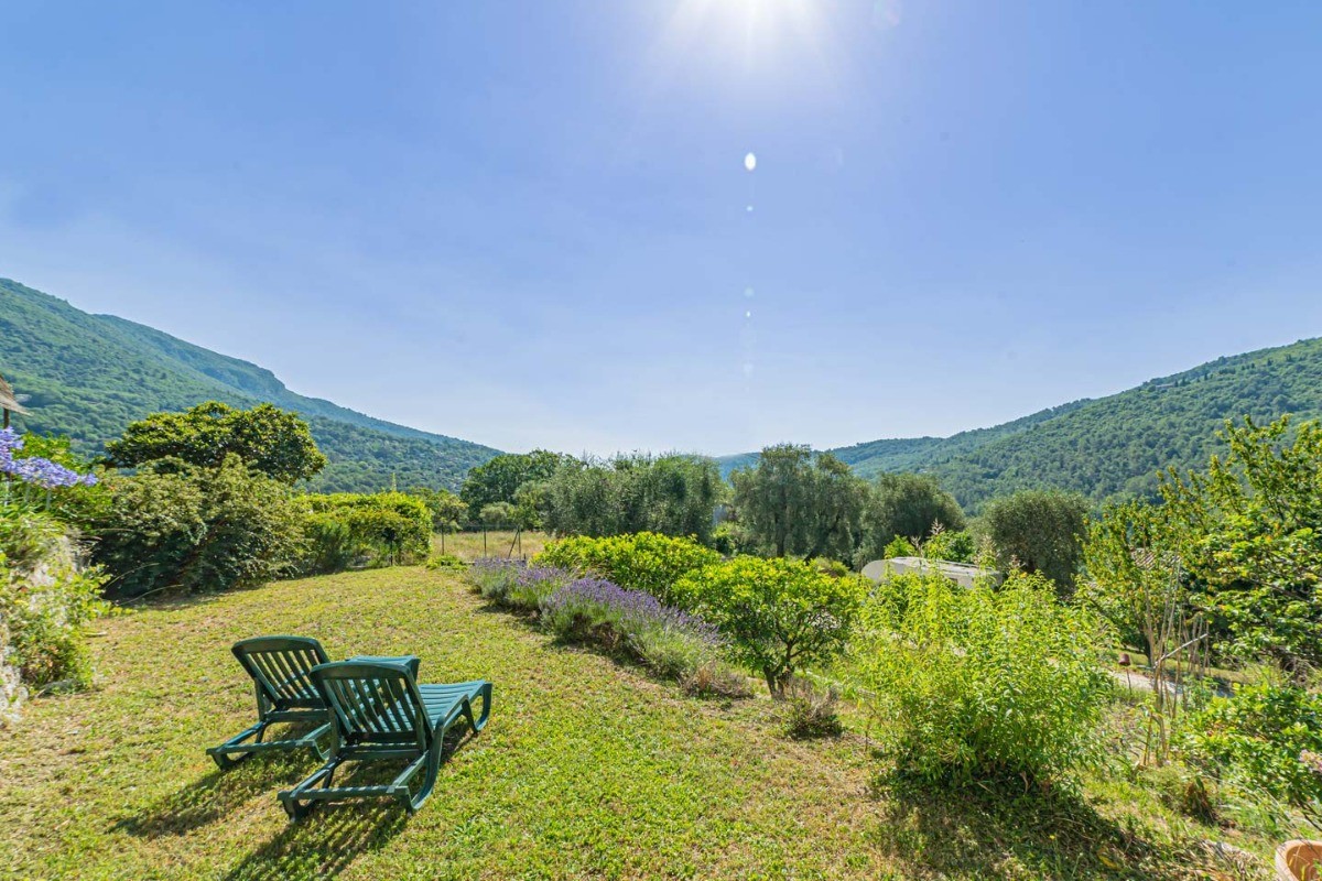 UN BEAU JARDIN POUR PROFITER DU SOLEIL ET DE LA VUE
