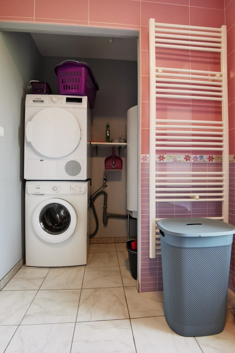 Buanderie dans la salle d'eau