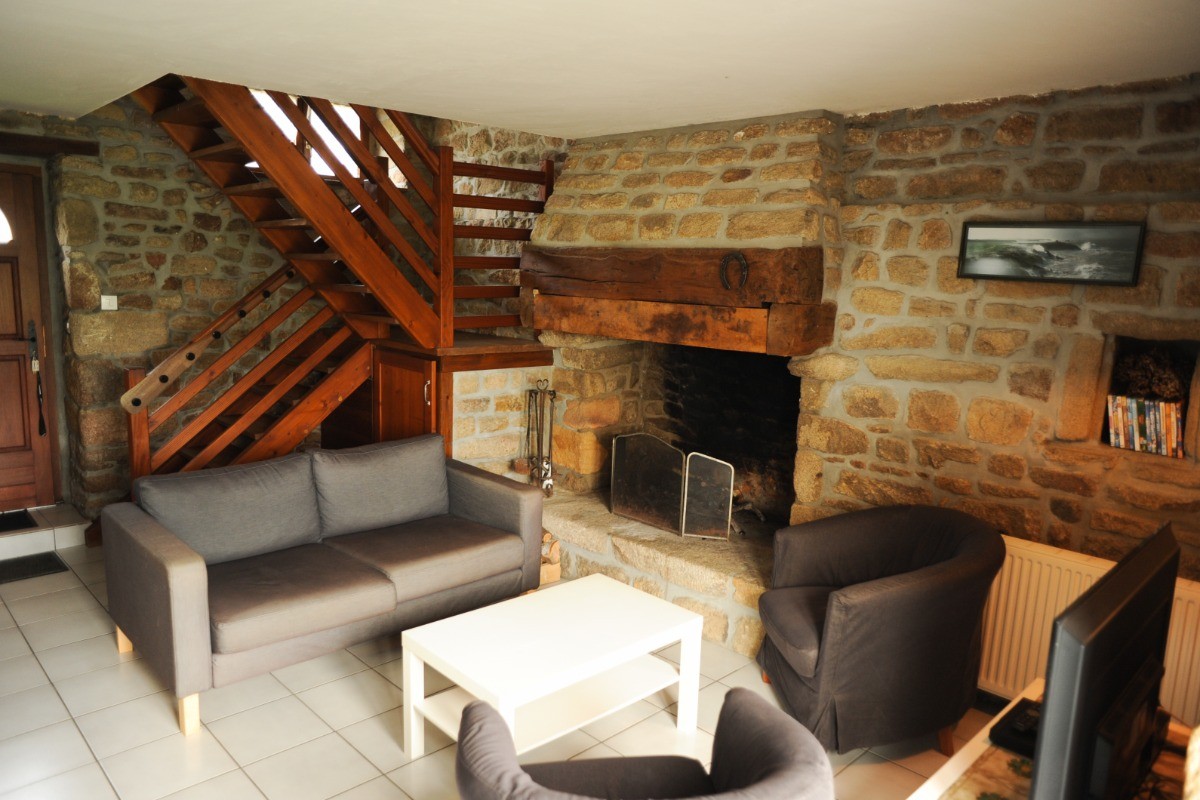 Le salon et la grande cheminée