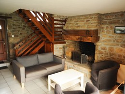 Le salon et la grande cheminée