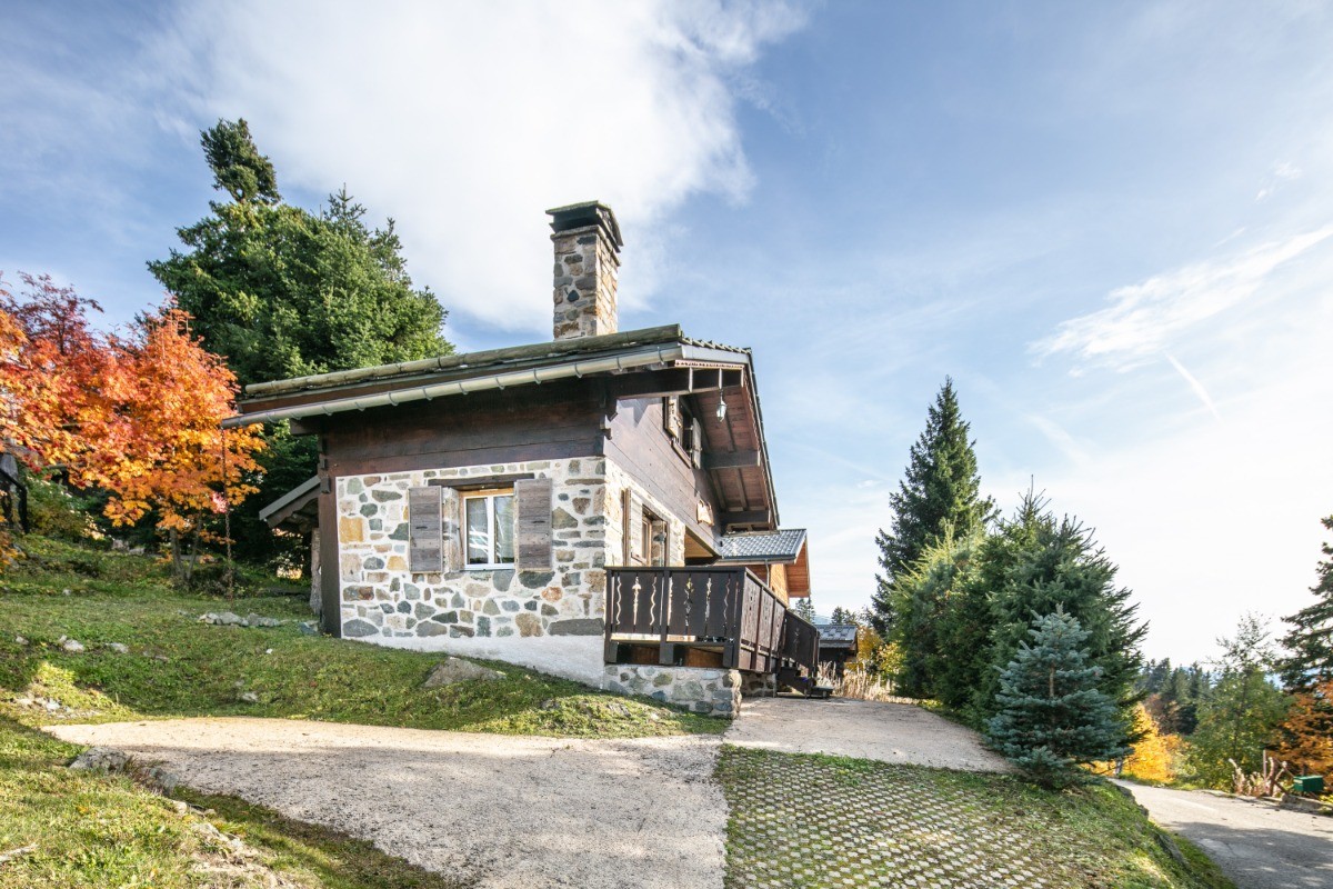 parking l'été à côté du chalet (l'hiver coin pour jouer dans la neige)
