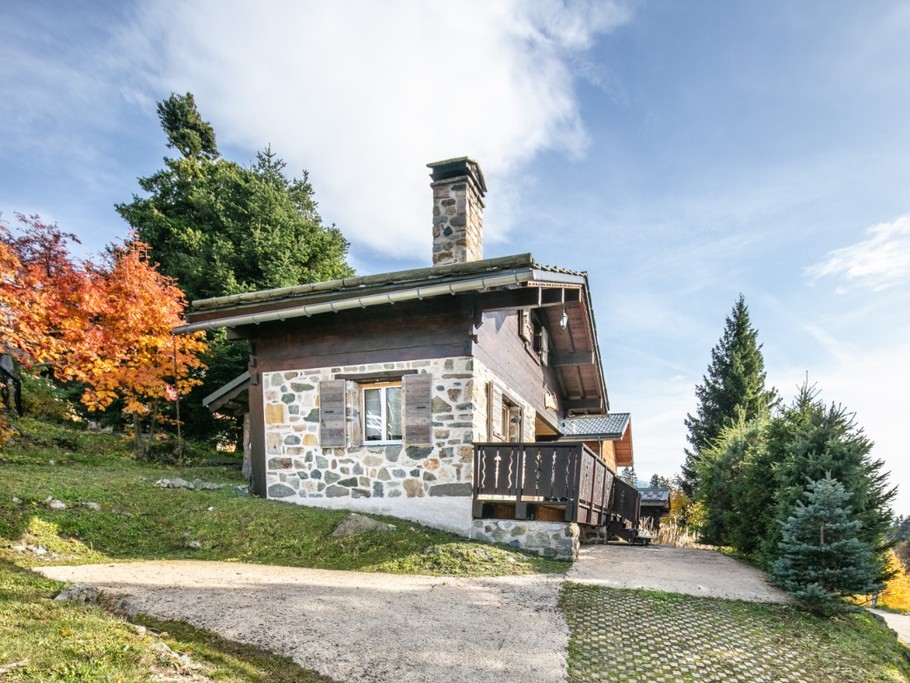 parking l'été à côté du chalet (l'hiver coin pour jouer dans la neige)