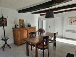 Pièce de vie lumineuse avec table a manger