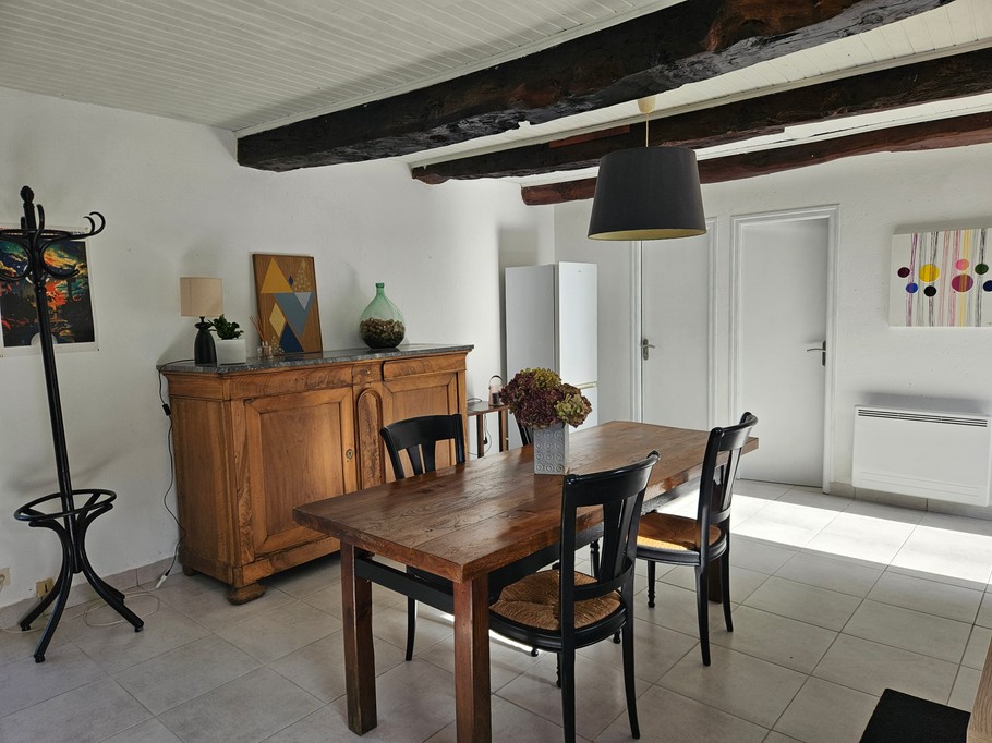 Pièce de vie lumineuse avec table a manger