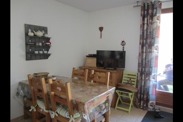 Table avec allonges pouvant recevoir 6 personnes