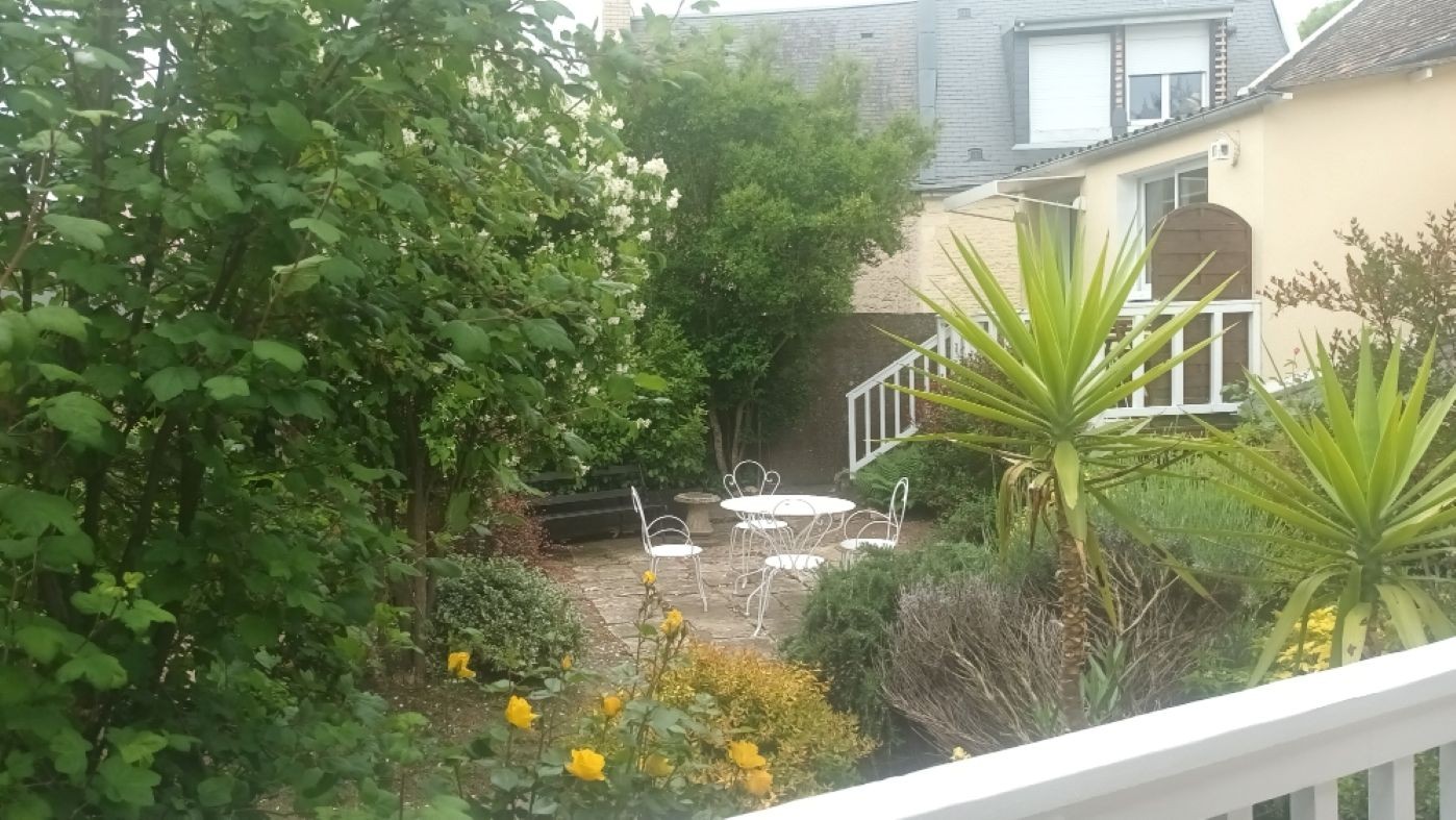 L'Inattendue vue  sur le jardin  de la terrasse du studio