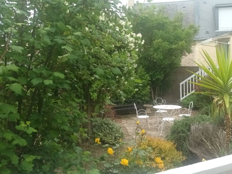 L'Inattendue vue sur le jardin de la terrasse du studio