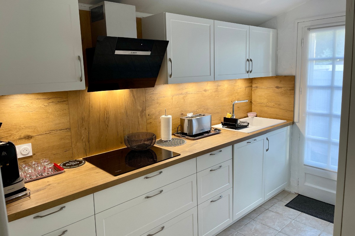 Cafetière capsule Nespresso, gille pain, plan de travail, hotte.