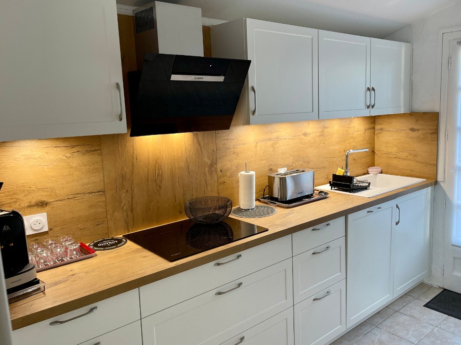 Cafetière capsule Nespresso, gille pain, plan de travail, hotte.