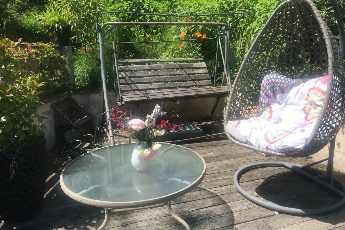 Coin repos près de la piscine.