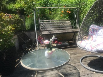 Coin repos près de la piscine.