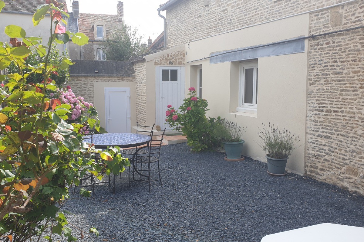 Cour privative, tables, chaises et barbecue