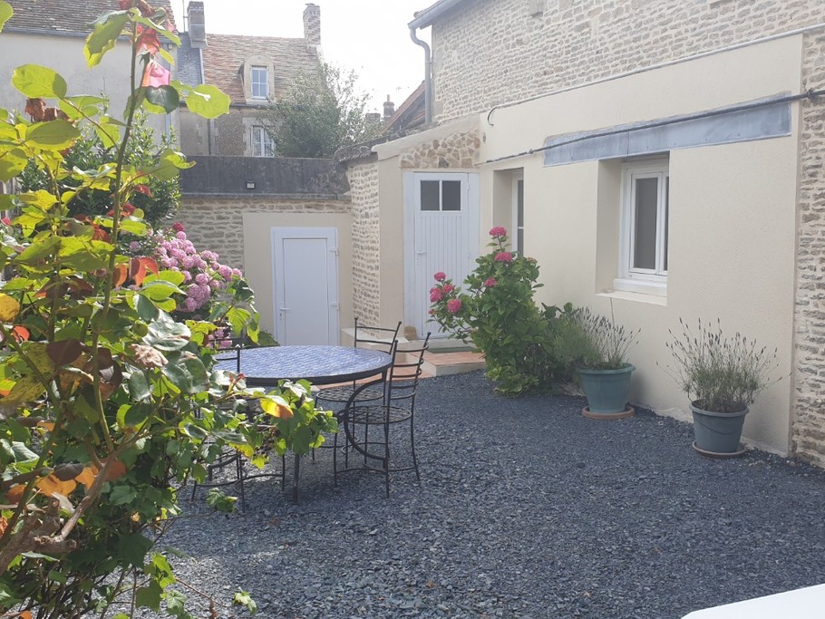 Cour privative, tables, chaises et barbecue