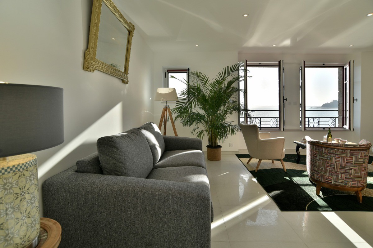 Pièce de vie très lumineuse vue mer, avec coin cuisine, coin salon et coin séjour (appartement au 1er étage en front de mer au Port de la Houle à Cancale)